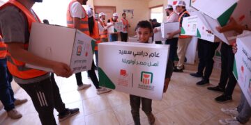 البنك الأهلي المصري يستمر في شراكته مع مؤسسة بنك الكساء المصري من خلال مبادرة “مدارس 2025”