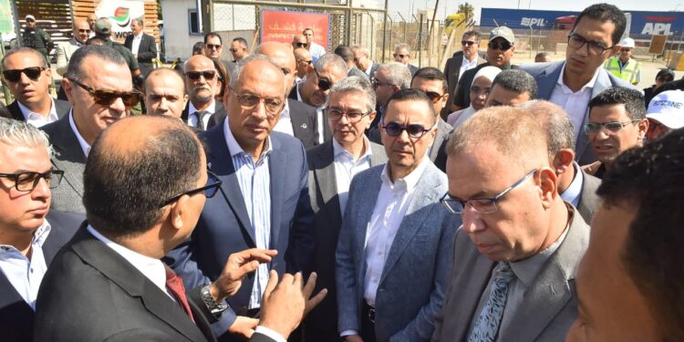وزير الاستثمار  يتفقد ميناء العين السخنة ويتابع سير العمل بمنظومة الفحص المشترك