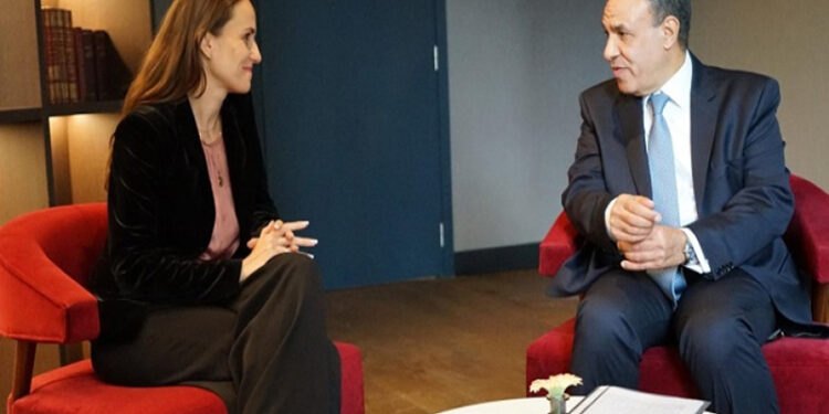 وزير الخارجية يلتقي نظيرته الرومانية على هامش قمة مصر والاتحاد الأوروبي في بروكسل