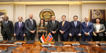 وزيرا قطاع الأعمال والتخطيط وسفير النرويج يشهدون توقيع خطابات مشروع “دندرة” للطاقة الشمسية