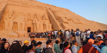 آلاف السائحين يصطفون لمشاهدة ظاهرة تعامد الشمس بمعبد أبوسمبل