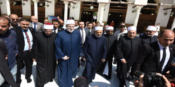 الإمام الأكبر يصل الجامع الأزهر لأداء صلاة الجنازة على الدكتور أحمد عمر هاشم