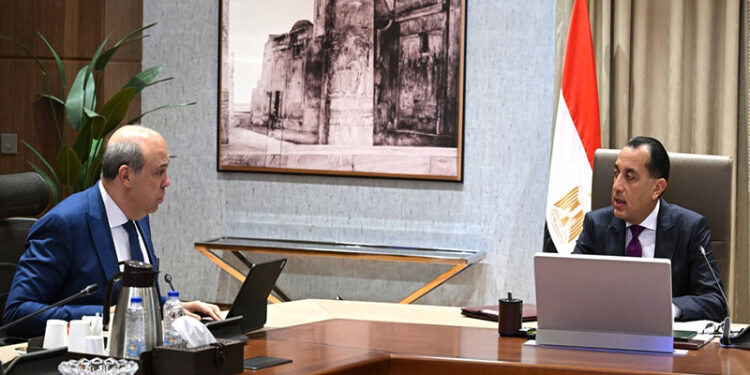 رئيس الوزراء يُتابع جهود تنفيذ الإجراءات الخاصة بخفض الانبعاثات والتحول الأخضر المُستدام