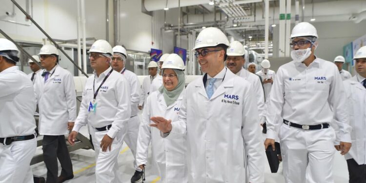وزير الاستثمار يشهد تدشين خطوط الإنتاج الجديدة لشركة ” مارس” بالسادس من أكتوبر
