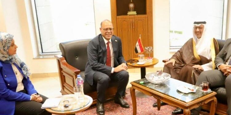 وزير العمل يلتقي السفير السعودي في القاهرة لتعزيز آليات تنقل الأيدي العاملة
