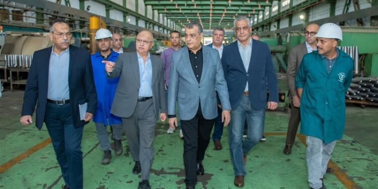 وزير الإنتاج الحربي يطمئن على سير العملية الإنتاجية بشركة حلوان للصناعات الهندسية (مصنع 99 الحربي)