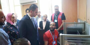 نائب وزير الصحة والسكان يتفقد غرفة الخط الساخن (137) بالإسكندرية