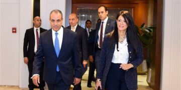 وزيرا التخطيط والخارجية يناقشان عددًا من ملفات العمل المشترك لدعم التنمية الاقتصادية