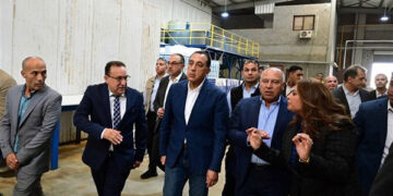 رئيس الوزراء يفتتح مصنع “سيناي للمستلزمات الطبية”  لتوطين صناعة القفازات الطبية
