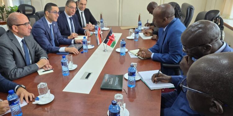 وزير الاستثمار  يبحث مع وزير الاستثمار والتجارة والصناعة الكيني تعزيز التعاون المشترك