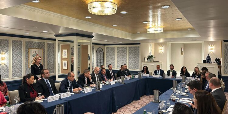 وزير الاستثمار يشارك في مائدة مستديرة بواشنطن نظمها مجلس الأعمال للتفاهم الدولي (BCIU)