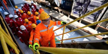 وزير البترول يتفقد الحفار البحري (القاهر-2) استعدادًا لحفر بئر جديدة لإيني الإيطالية في البحر المتوسط