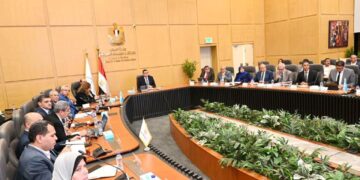 وزير الإسكان يعقد اجتماعا لمتابعة المشروعات السكنية بعددٍ من المدن والمحافظات