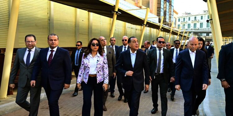 رئيس الوزراء يفتتح مشروع تطوير سوق العتبة بعد اكتمال الأعمال وإعادة تأهيلها