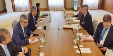 وزير السياحة يجتمع مع رئيس لجنة السياحة في البرلمان الألماني “البوندستاج”