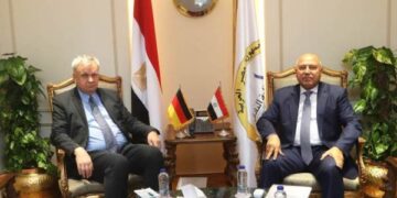 وزير الصناعة والنقل يبحث مع سفير ألمانيا بالقاهرة سبل تعزيز التعاون المشترك