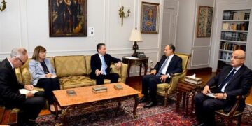 وزير الخارجية يستقبل وكيل الأمين العام للشئون الإنسانية