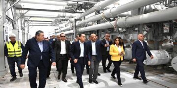 رئيس الوزراء يتابع ميدانياً مراحل الاختبار والتشغيل التجريبي لمحطة الربط الكهربائي المصري السعودي في بدر