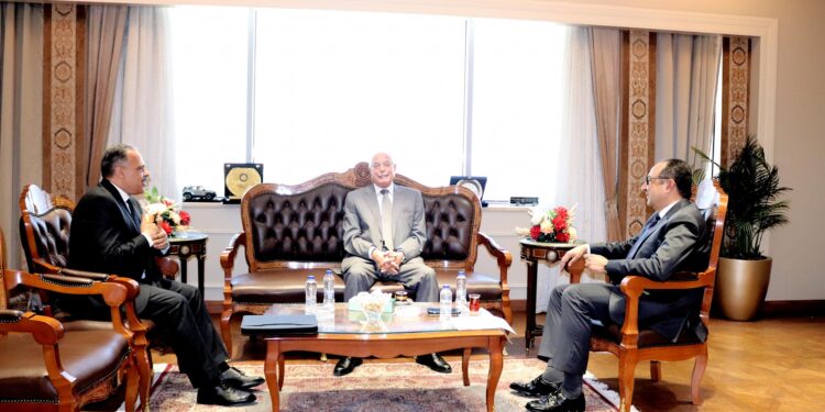 وزير قطاع الأعمال يستقبل مستشار رئيس الجمهورية للتنمية المحلية ومحافظ الشرقية