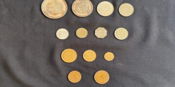 اكتشاف كبسولة رصاصية نادرة تحتوي على مجموعة عملات تاريخية في حي وسط الإسكندرية