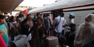 السكة الحديد تسيّر الرحلة السادسة والعشرين لنقل الأشقاء السودانيين ضمن مبادرة “العودة الطوعية” إلى وطنهم