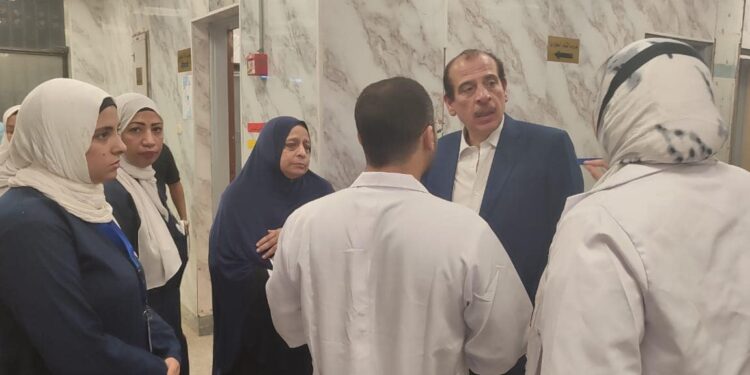نائب وزير الصحة يتفقد المستشفى العام والنصر للتأمين الصحي بحلوان ويوجه بالتحقيق في المخالفات