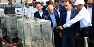 رئيس الوزراء يتفقد مراحل الإنتاج بمصنع الشركة المصرية لبلوكات الأنود الكربونية بالسخنة