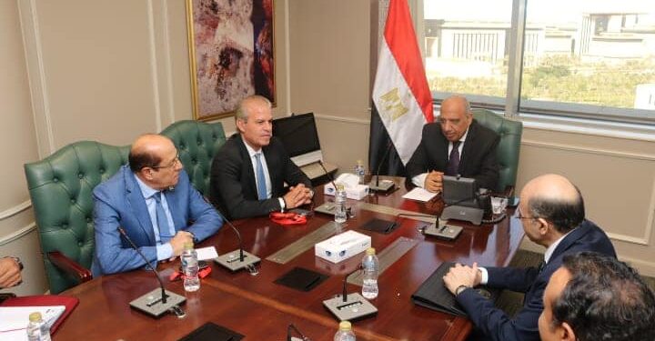 وزير الكهرباء يجتمع بالخبراء والاستشاريين لبدء إنشاء مجمع صناعي متكامل لإنتاج الأسمدة العضوية