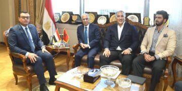 وزير الإسكان يلتقي السفير المغربي لبحث أوجه التعاون بين مصر والمغرب