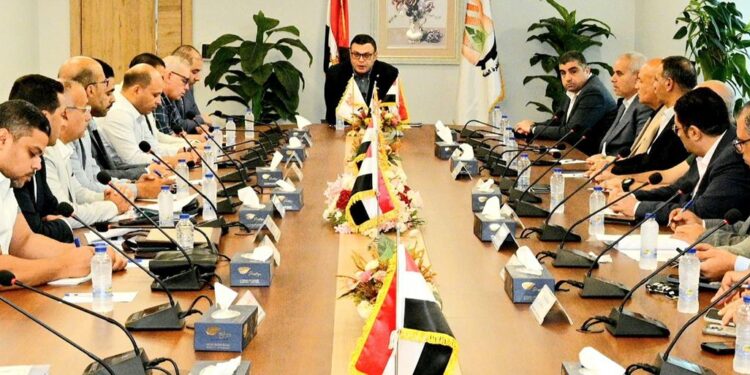 وزير الاسكان يعقد اجتماعًا مع رؤساء أجهزة عددٍ من مدن شرق القاهرة لمتابعة ملفات العمل