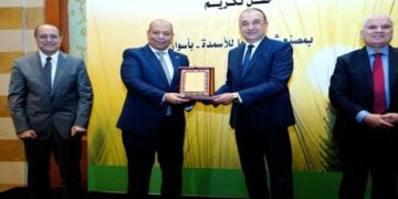 وزير قطاع الأعمال يشهد تكريم عدد من الشركات المصرية المشاركة في أعمال صيانة بشركة ”كيما”