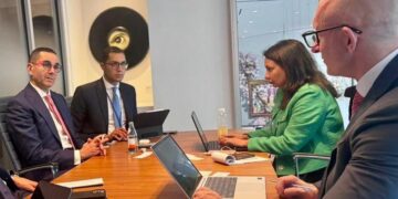 وزير الاستثمار والتجارة الخارجية يلتقي مسؤولي “فيتش” في واشنطن