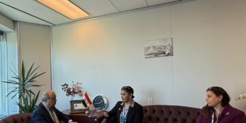 وزير الطيران يلتقي مسؤولة برامج دعم الدول بالإيكاو لبحث دعم مصر