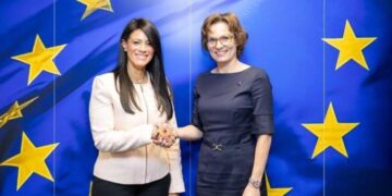 «المشاط» تبحث مع المفوض الأوروبي للبيئة والمياه والاقتصاد الدائري جهود تنفيذ آلية تعديل حدود الكربون CBAM