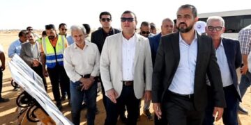 وزير الإسكان يتفقد الطرق والمرافق بمنطقة الأمل بمدينة العبور الجديدة
