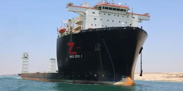 أسامة ربيع:” نجاح جهود الإنقاذ البحري في التعامل الفوري مع حادث جنوح إحدى ناقلات النفط خلال عبورها للقناة