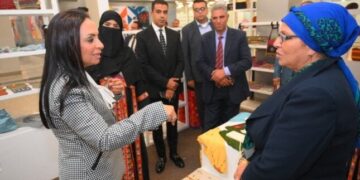 وزيرة التضامن تتفقد جناح معرض “ديارنا للحرف اليدوية والتراثية” بمطار شرم الشيخ الدولي