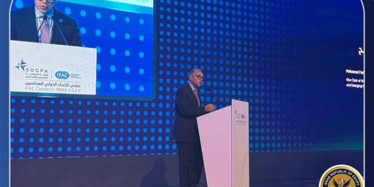 رئيس هيئة الرقابة المالية يقدم عرض تقديمي عن التزام منظمة الأيوسكو بتقارير الاستدامة