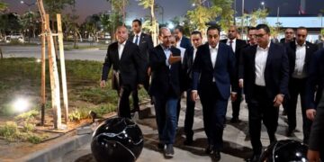 رئيس الوزراء يتفقد سير العمل بمشروع حدائق “تلال الفسطاط”