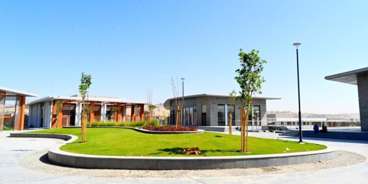وزير الإسكان يتابع سير العمل بمشروع حدائق “تلال الفسطاط” بمنطقة مصر القديمة بالقاهرة