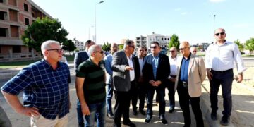 عقب جولته بمدينة القاهرة الجديدة:  وزير الإسكان يتفقد محاور وطرق مدينة الشروق