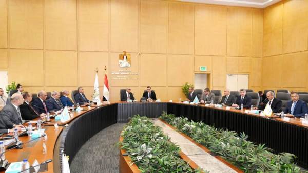 وزير الإسكان ورئيس الهيئة العربية للتصنيع يتابعان موقف تنفيذ مشروعات المبادرة الرئاسية “حياة كريمة”