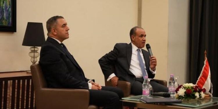 وزير الخارجية يلتقي أعضاء الجالية المصرية في الجزائر