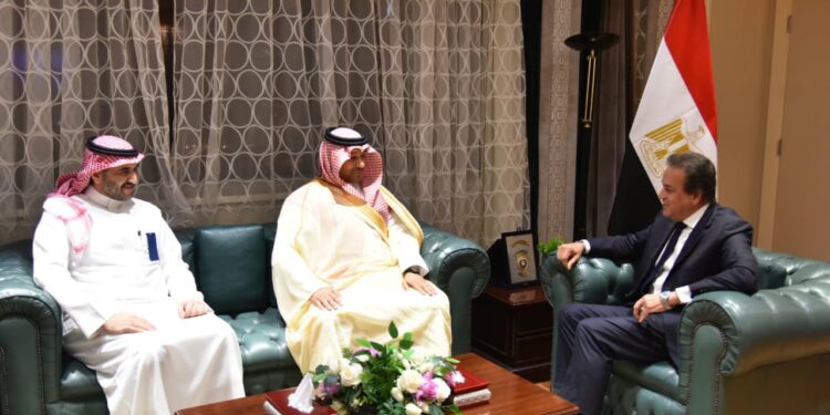 وزير الصحة يبحث مع مساعد الأمين العام لهيئة التخصصات الصحية السعودية تعزيز التعاون في التعليم الطبي المهني