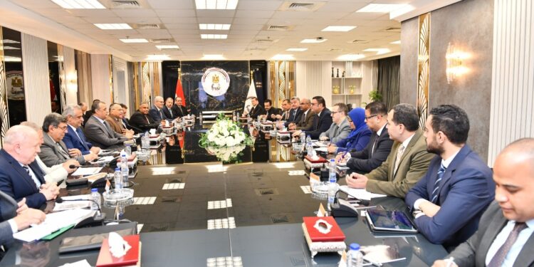 وزيرا “الإنتاج الحربي” و”الإسكان” يناقشان مستجدات مشروعات المبادرة الرئاسية “حياة كريمة”