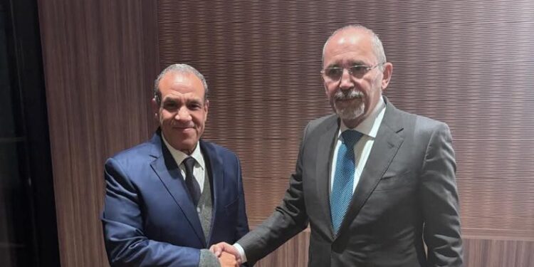 وزير الخارجية يلتقي نظيره الأردني في برشلونة