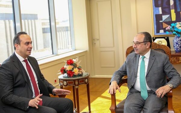 وزير قطاع الأعمال العام يستقبل رئيس هيئة الرعاية الصحية لبحث تعزيز التعاون المشترك