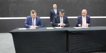 وزير الصناعة يشهد توقيع عقد إدارة وتشغيل شبكة القطار الكهربائى السريع