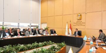وزير الإسكان يعقد اجتماعًا مع رئيس الشركة القابضة لمياه الشرب والصرف الصحي