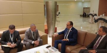 وزير قطاع الأعمال يلتقي المدير العام لمؤسسة تطوير صناعة السيارات في الجزائر لبحث التعاون المشترك